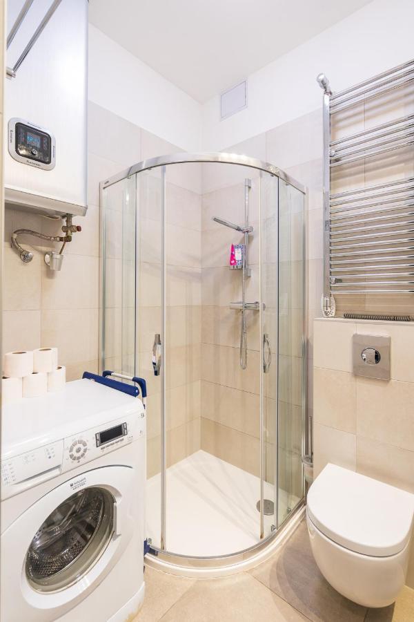 בודפשט Bright Studio With Parliament View, Free Parking מראה חיצוני תמונה
