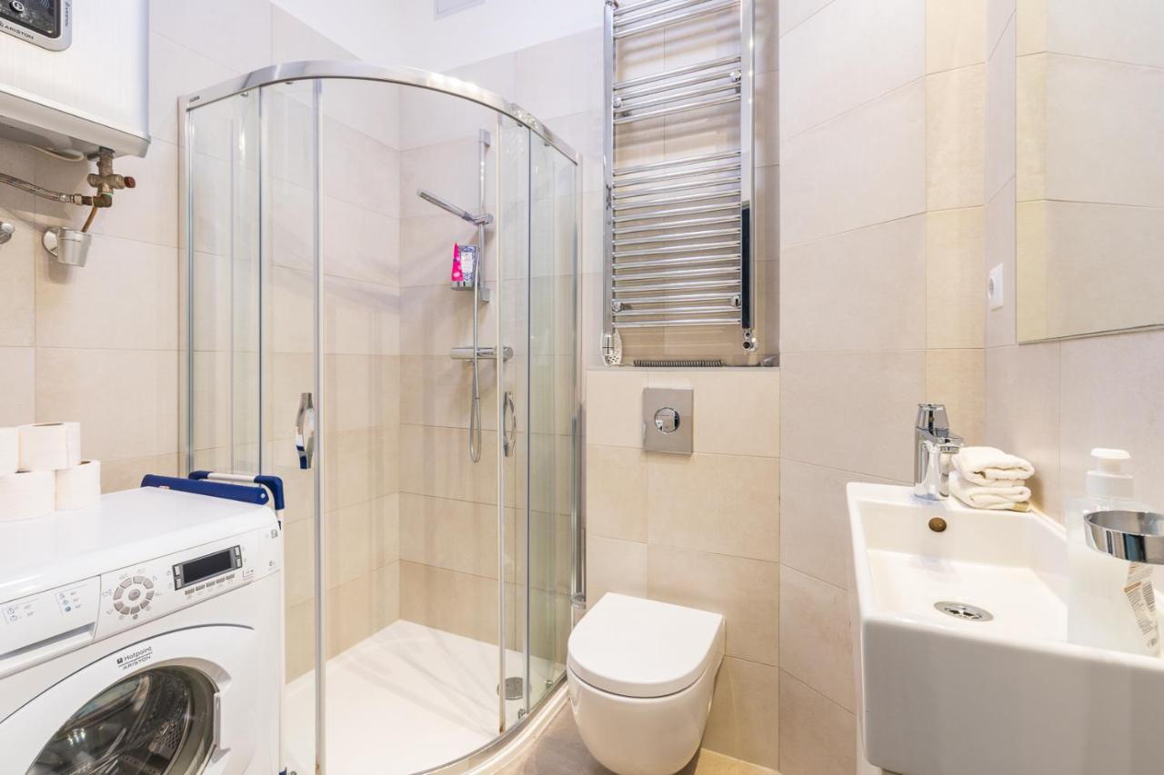 בודפשט Bright Studio With Parliament View, Free Parking מראה חיצוני תמונה