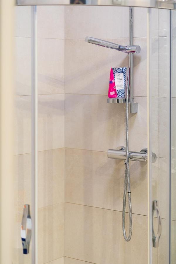 בודפשט Bright Studio With Parliament View, Free Parking מראה חיצוני תמונה